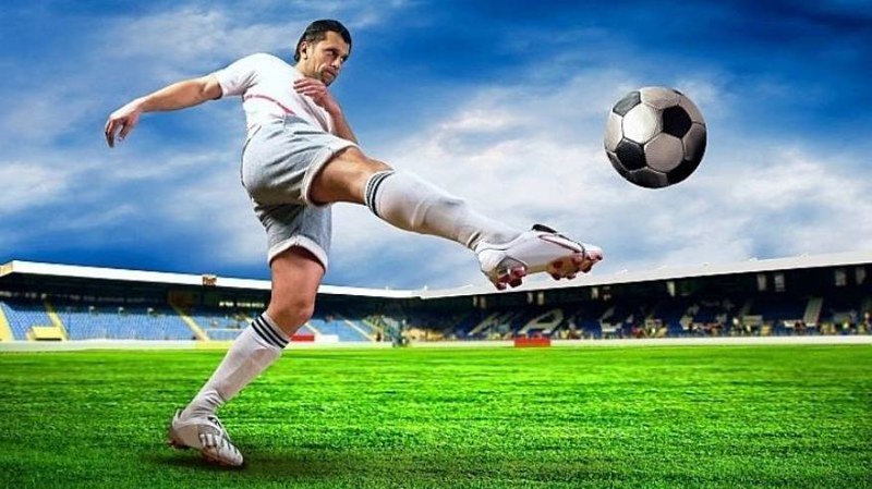 Đá phạt gián tiếp trong bóng đá với tín hiệu tay của trọng tài